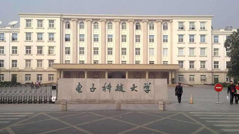 电子元器件定制：材质选择背后的关键考量**