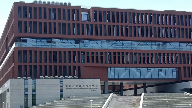 封面材质选择：电子设计竞赛作品集的视觉与实用考量